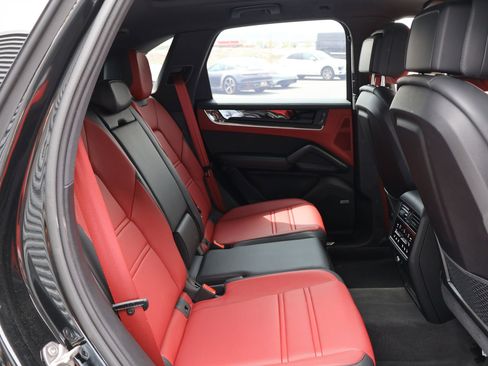 Certified 2025 Porsche Cayenne E-Hybrid AWD/4WD image 25