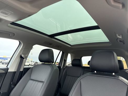 Used 2024 Volkswagen Tiguan SE w/ Panoramic Sunroof Package AWD/4WD image 22