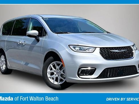 Used 2023 Chrysler Pacifica Touring-L FWD image 1