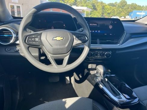 Used 2025 Chevrolet Trax LT FWD image 16