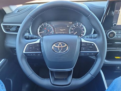 Used 2025 Toyota Highlander XLE image 11
