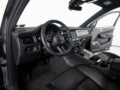 Certified 2025 Porsche Macan image 4