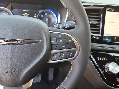 New 2026 Chrysler Pacifica Select image 17