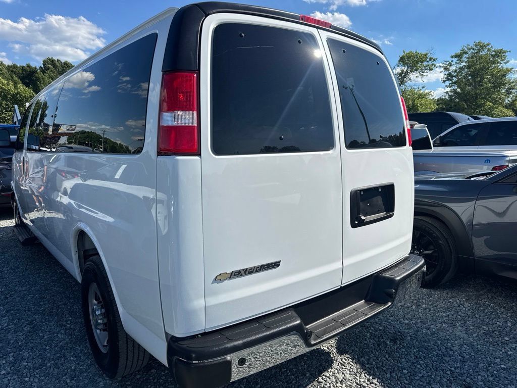Used 2025 Chevrolet Express 3500 LT w/ LT Preferred Equipment Group RWD image 5