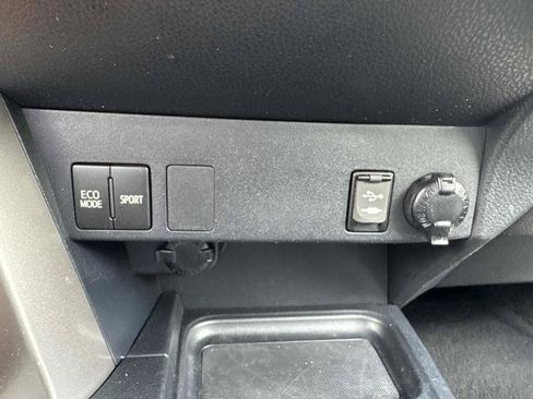 Used 2018 Toyota RAV4 LE FWD image 21