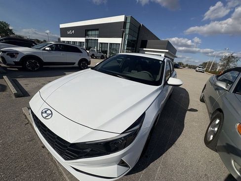 Used 2021 Hyundai Elantra Blue image 10