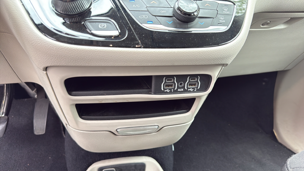 Used 2022 Chrysler Voyager LX FWD image 23