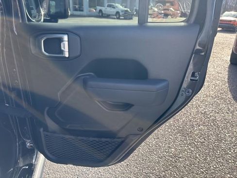 Used 2024 Jeep Gladiator Sport image 17