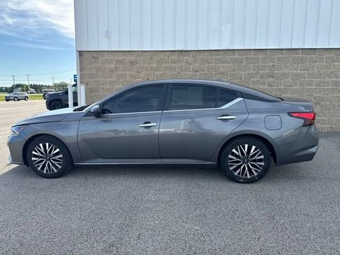 Used 2025 Nissan Altima 2.5 SV FWD image 8