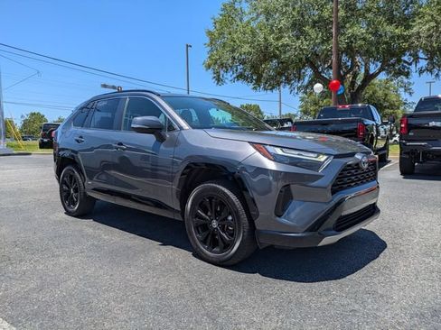 Used 2022 Toyota RAV4 SE AWD/4WD image 3