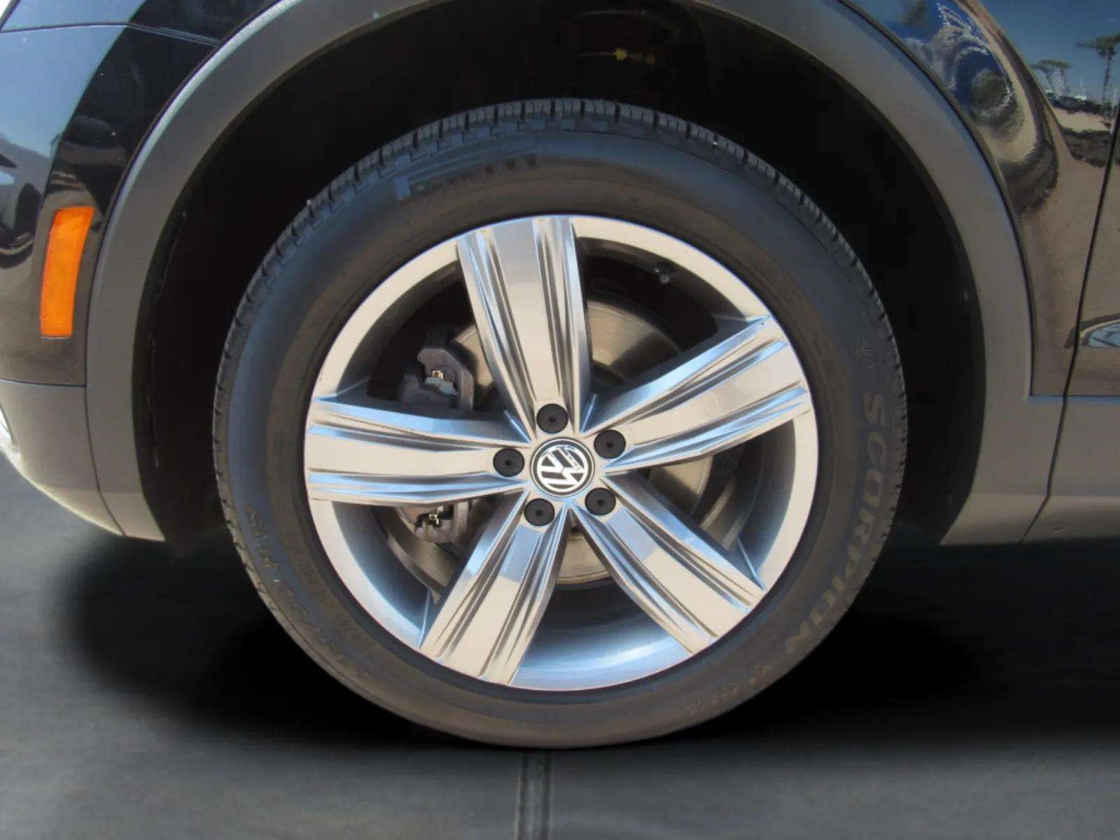 Used 2020 Volkswagen Tiguan SE R-Line FWD image 4