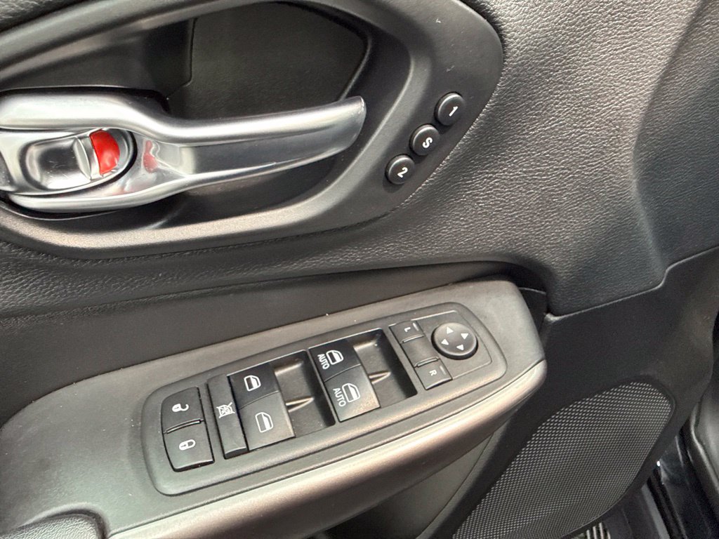 Used 2019 Jeep Cherokee Limited AWD/4WD image 14