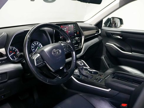 Used 2020 Toyota Highlander XLE AWD/4WD image 19