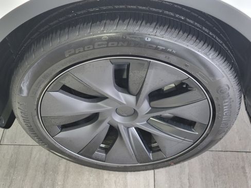 Used 2025 Tesla Model Y Long Range RWD image 8