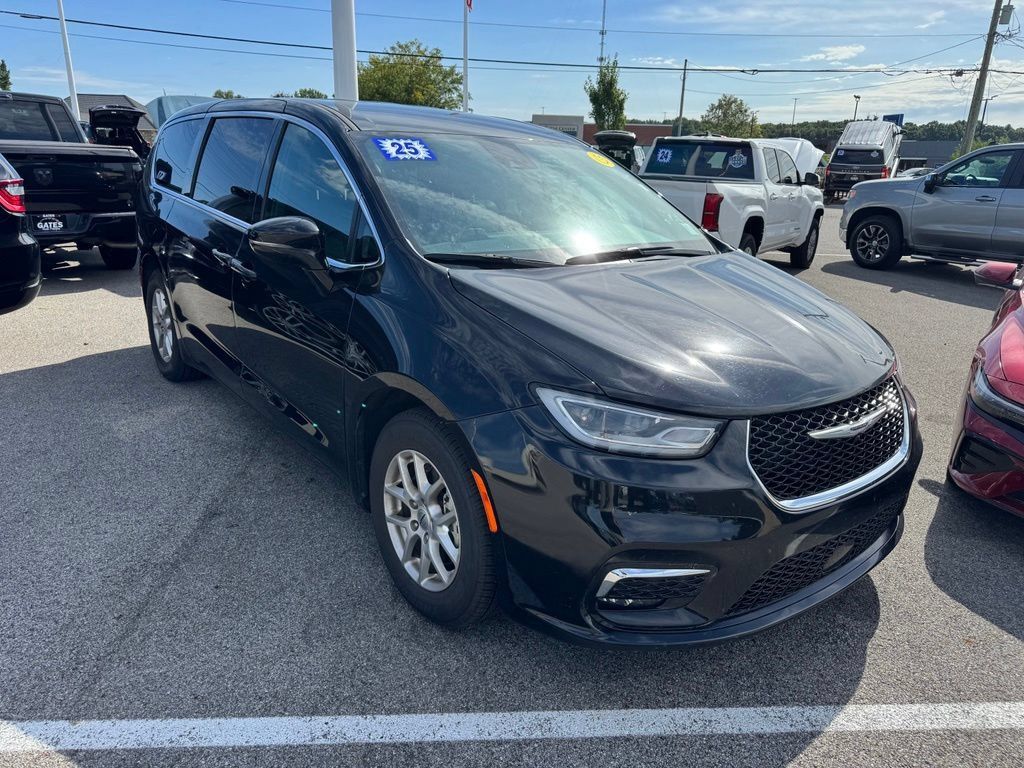 Used 2025 Chrysler Pacifica Select FWD image 1