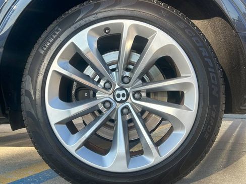 Used 2019 Bentley Bentayga image 48