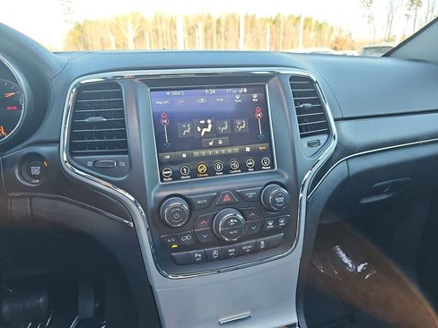 Used 2018 Jeep Grand Cherokee Limited image 24