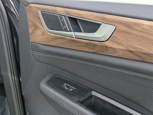 Used 2025 Volkswagen Atlas SE image 34