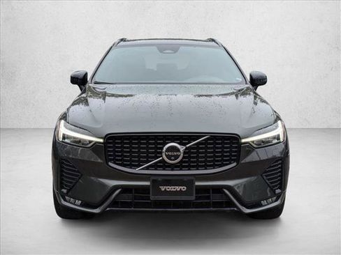 Used 2022 Volvo XC60 B5 R-Design image 2