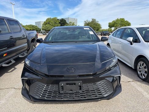 Used 2025 Toyota Camry SE w/ Convenience Package image 2