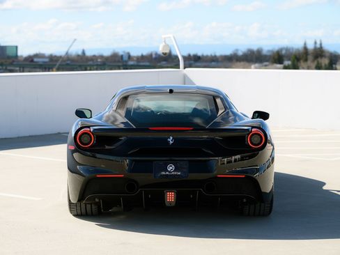 Used 2018 Ferrari 488 GTB image 10