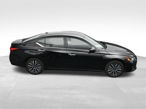 Used 2025 Nissan Altima 2.5 SV FWD image 31