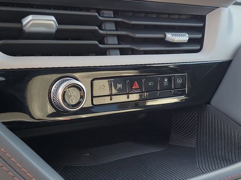 Used 2025 Ford Explorer Active w/ Active Comfort Package image 11