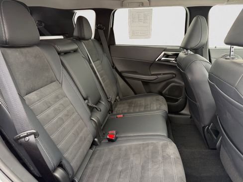 Used 2024 Mitsubishi Outlander SE image 16