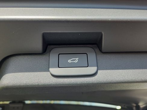 Certified 2025 Land Rover Discovery S image 14