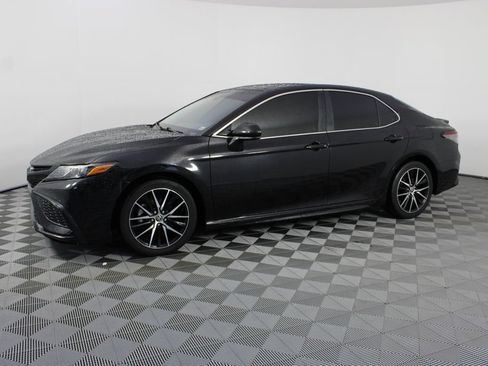 Used 2021 Toyota Camry SE FWD image 2
