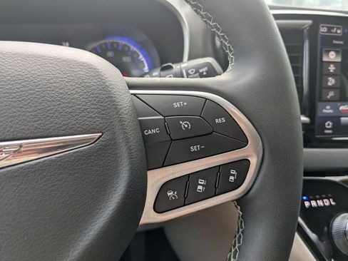 Used 2024 Chrysler Pacifica Touring-L FWD image 23