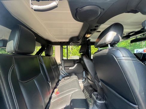 Used 2014 Jeep Wrangler Unlimited Sahara w/ Connectivity Group AWD/4WD image 25