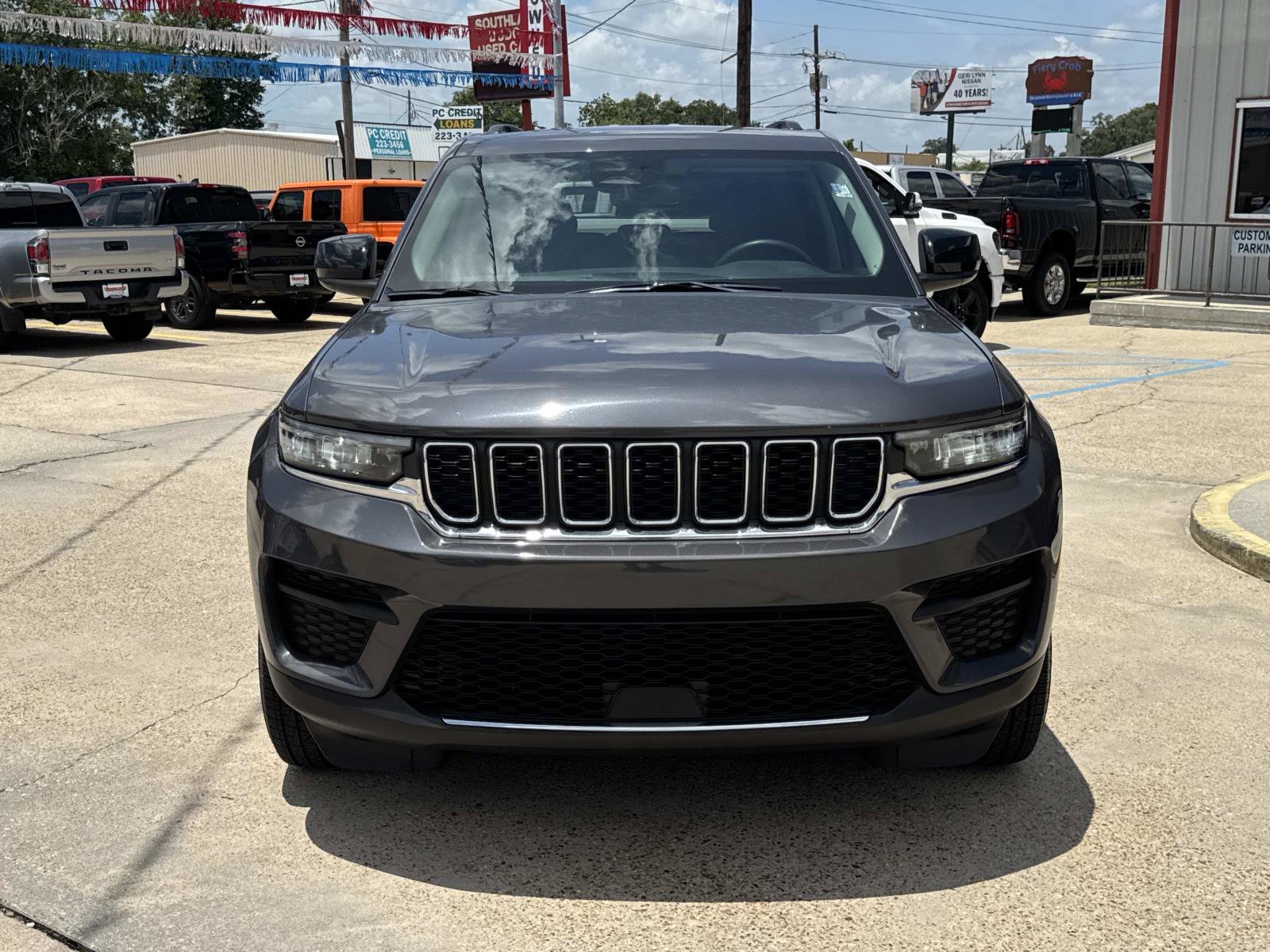 Used 2024 Jeep Grand Cherokee Laredo RWD image 2