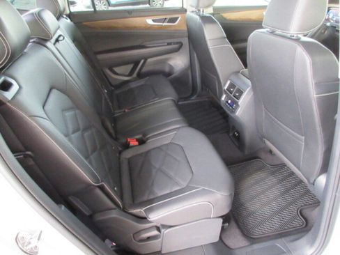 Used 2025 Volkswagen Atlas SE image 30