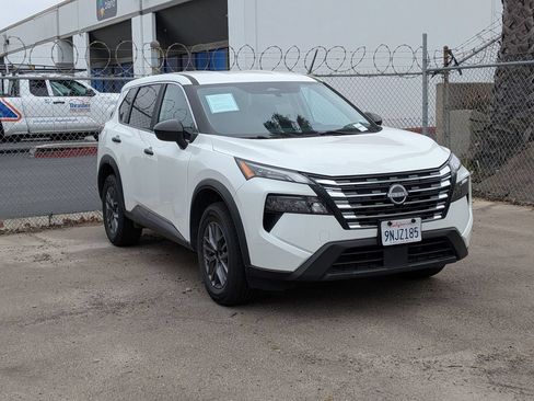 Used 2024 Nissan Rogue S FWD image 2
