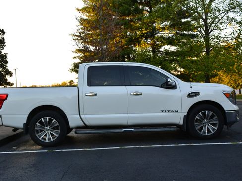 Used 2017 Nissan Titan SL image 4