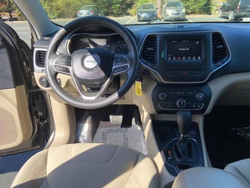 Used 2019 Jeep Cherokee Latitude w/ Popular Appearance Group image 13