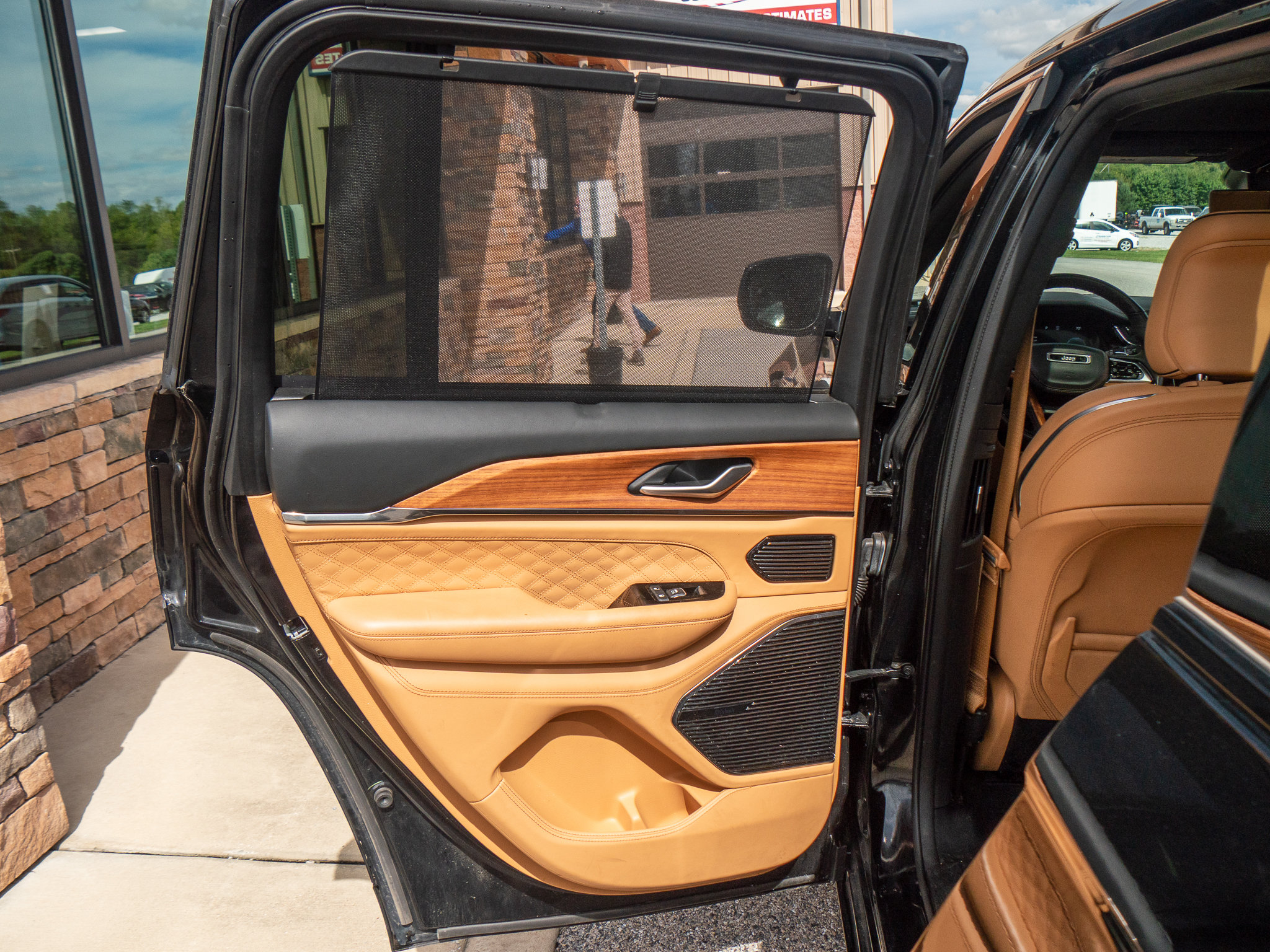 Used 2023 Jeep Grand Cherokee Summit AWD/4WD image 18