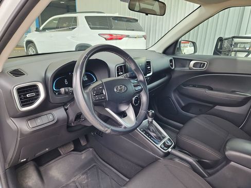 Used 2024 Hyundai Venue SEL FWD image 13