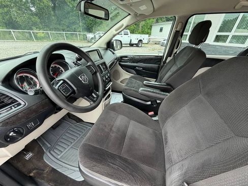 Used 2019 Dodge Grand Caravan SE w/ UConnect Hands-Free Group FWD image 12