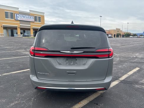 Used 2023 Chrysler Pacifica Touring-L FWD image 6