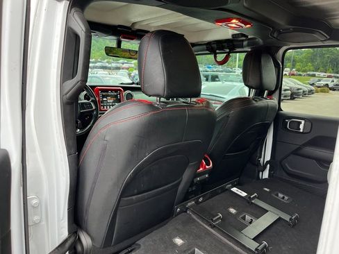 Used 2019 Jeep Wrangler Unlimited Sahara w/ Uconnect 4C Nav & Sound Group AWD/4WD image 9