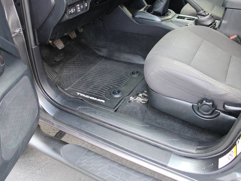Used 2019 Toyota Tacoma TRD Sport AWD/4WD image 23