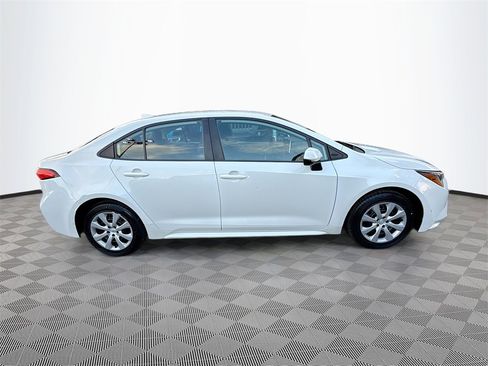 Used 2021 Toyota Corolla LE image 5