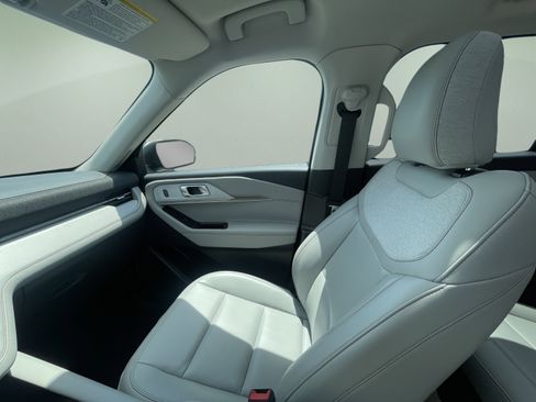 Used 2025 Ford Explorer Active w/ Active Comfort Package AWD/4WD image 11