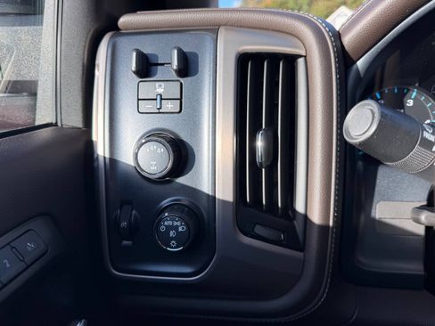 Used 2019 GMC Sierra 2500 Denali w/ Duramax Plus Package AWD/4WD image 17
