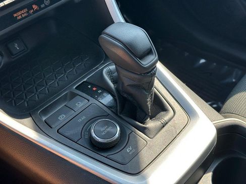 Used 2021 Toyota RAV4 LE AWD/4WD image 18