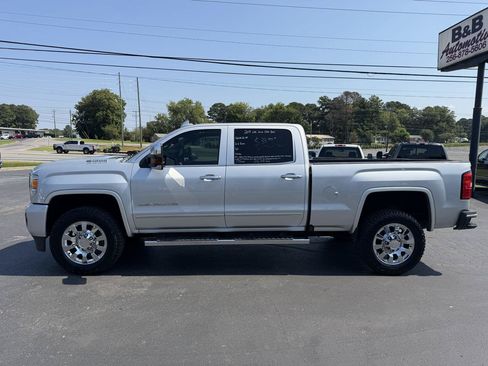 Used 2019 GMC Sierra 2500 Denali w/ Duramax Plus Package AWD/4WD image 9