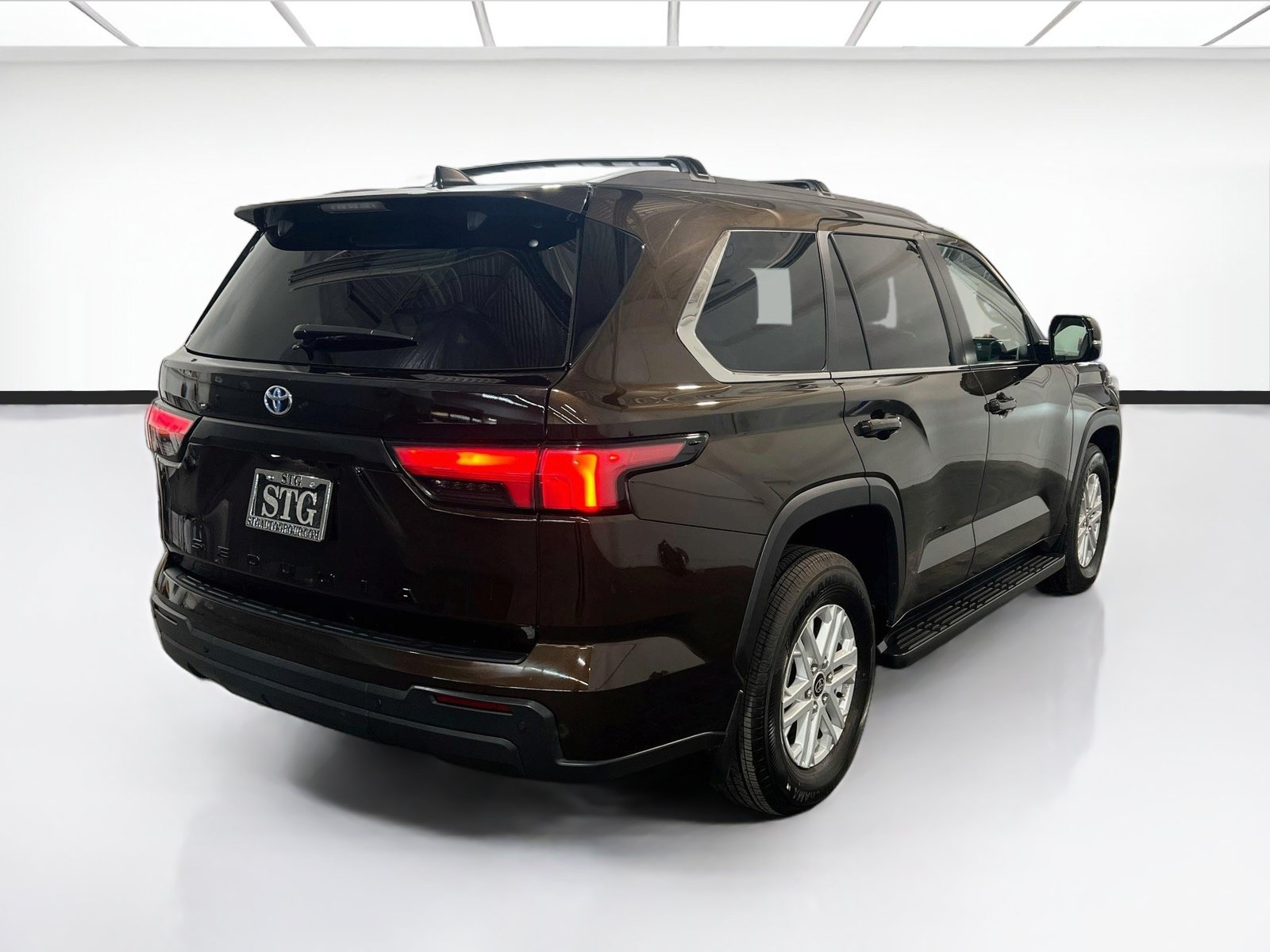 Used 2024 Toyota Sequoia SR5 w/ SR5 Premium Package AWD/4WD image 4