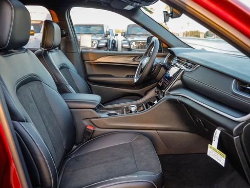 New 2025 Jeep Grand Cherokee L Altitude image 18